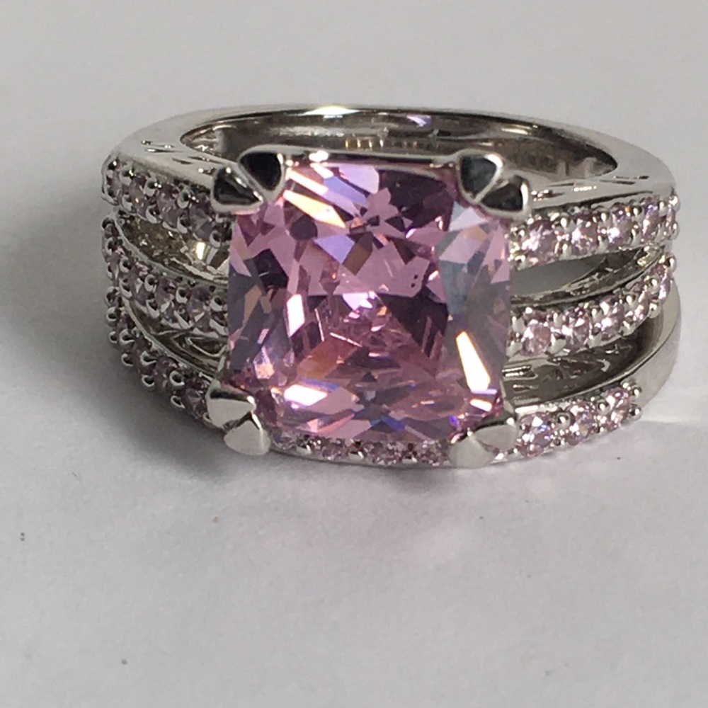 NEW BEAUTIFUL WOMENS RING SIZE 6